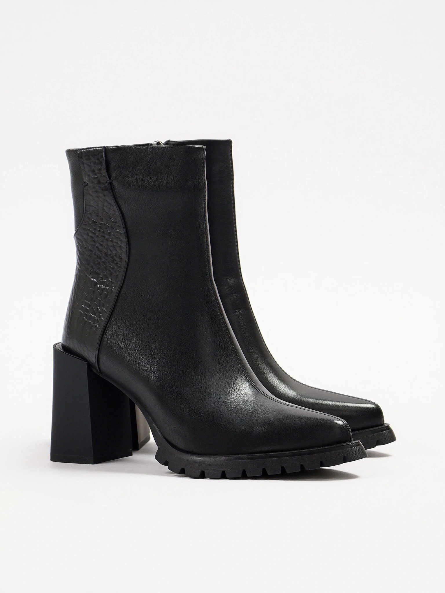 Ботильоны черного цвета на высоком каблуке